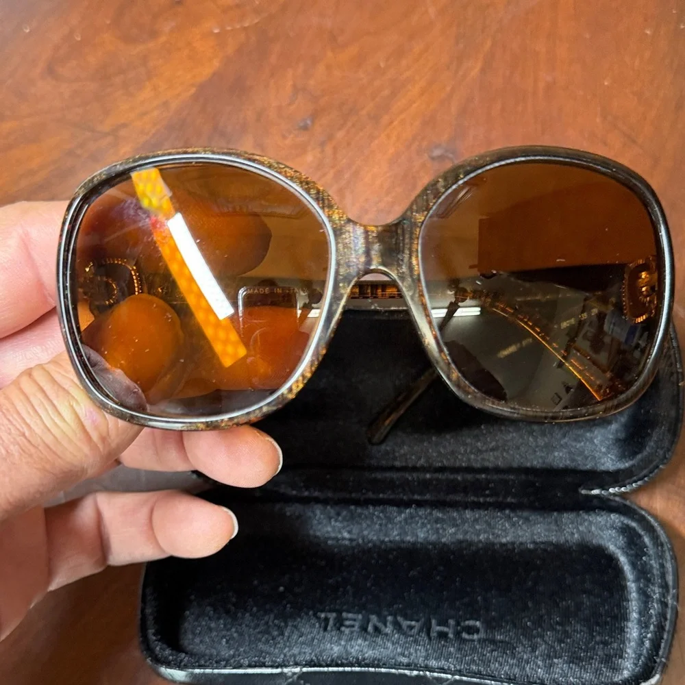 CHANEL Tortoise Shell‎ Sunglasses with Black Case